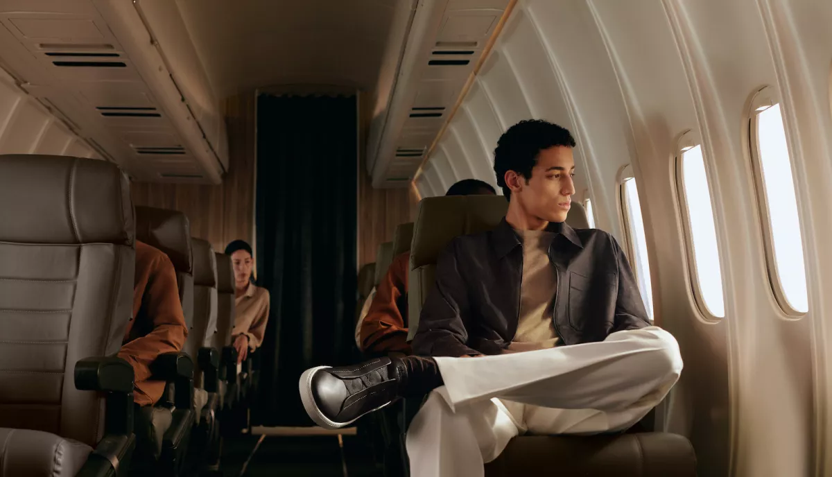 Foto de la campaña Airplane Mode de Zegna, con los zapatos Triple Stitch Second Skin.