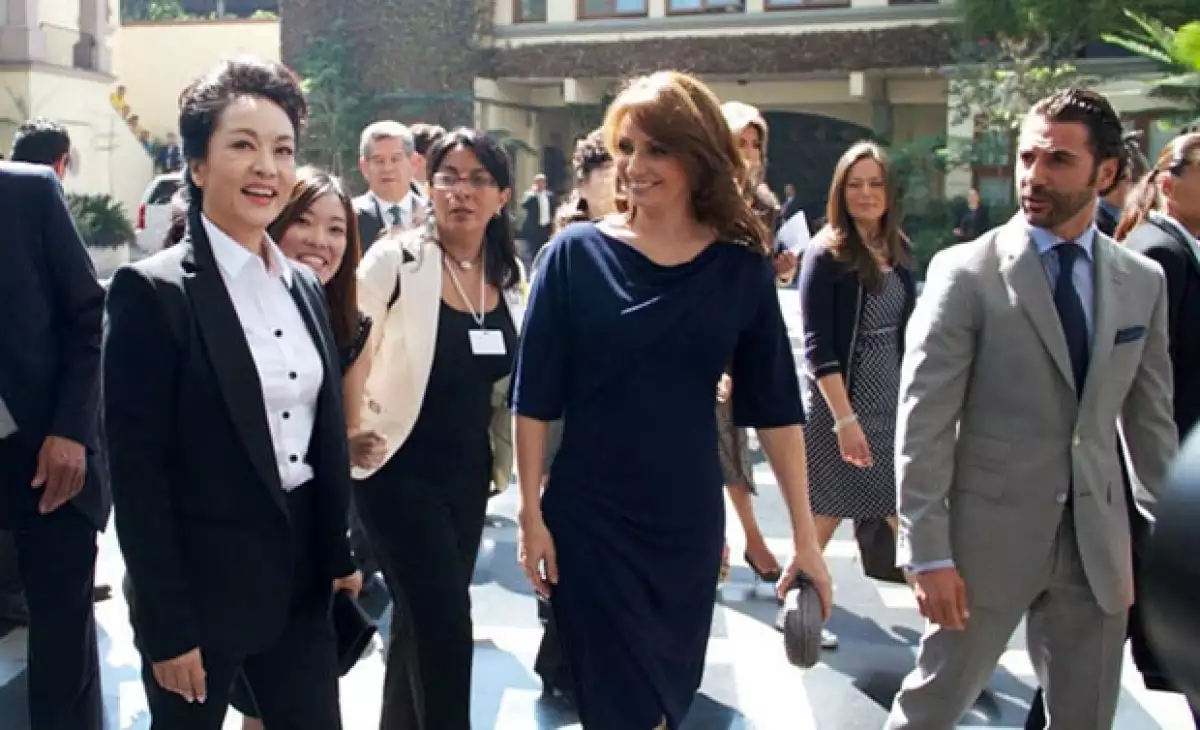 Uno de los momentos que más ha causado controversia durante su periodo como primera dama ha sido la visita a las instalaciones de Televisa junto a Peng Liyuan, esposa del primer mandatario chino.