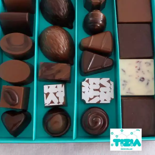 Una caja personalizada de chocolates siempre es un lindo detalle. Conoce los de `Tizia Chocolab´.