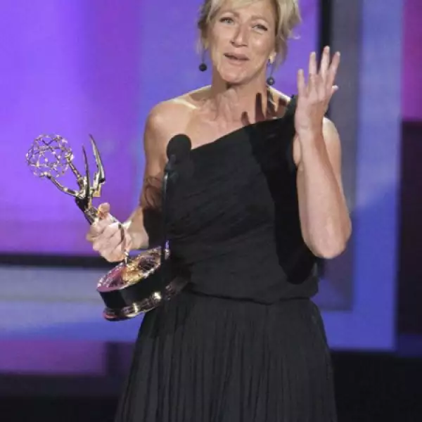Edie Falco al borde del llanto cuando recibió el premio como Mejor Actriz n serie de comedia por Nurse Jackie.
