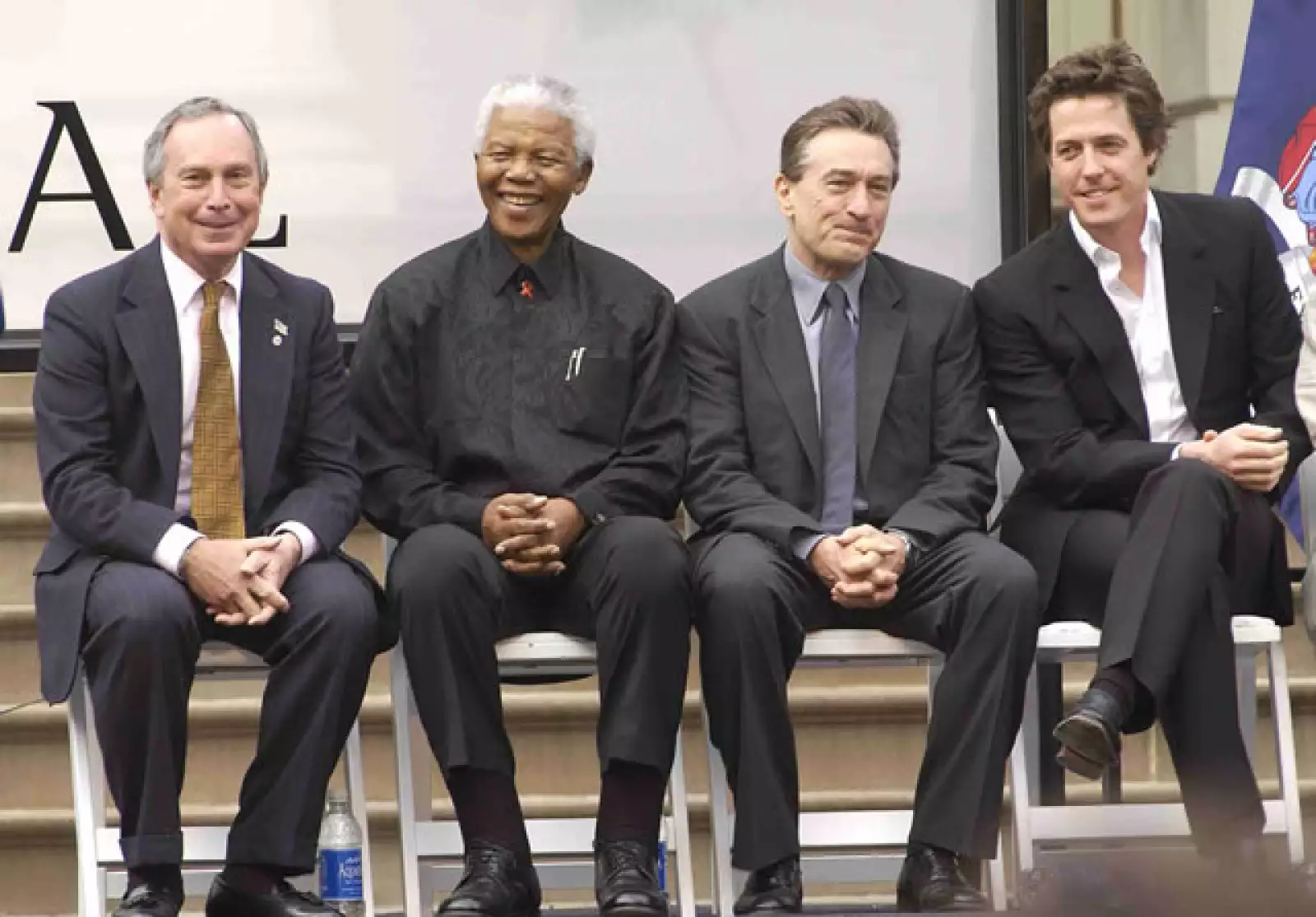 Mandela con Michael Bloomberg, Robert De Niro y Hugh Grant en la apertura del Festival de Tribeca en 2002.