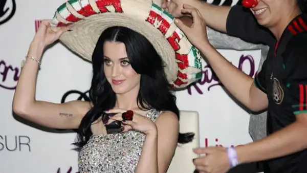 Katy Perry en la firma de autógrafos