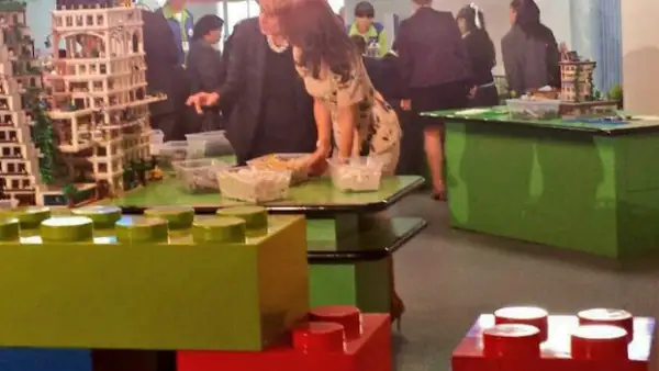 Los Príncipes Herederos recibieron las llaves de la Ciudad de México de manos del Jefe de Gobierno; asistieron además al Papalote Museo del Niño durante el primer día de su visita.