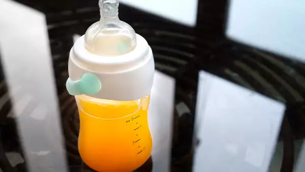 Biberón con jugo de frutas