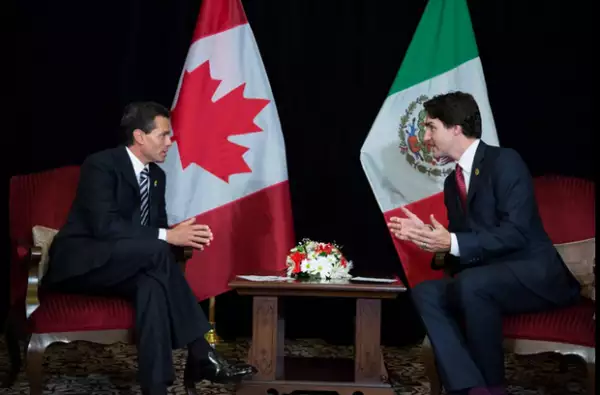 Ambos participan en la cumbre del Foro de Cooperación Económica Asia-Pacífico, al lado de otros presidentes.