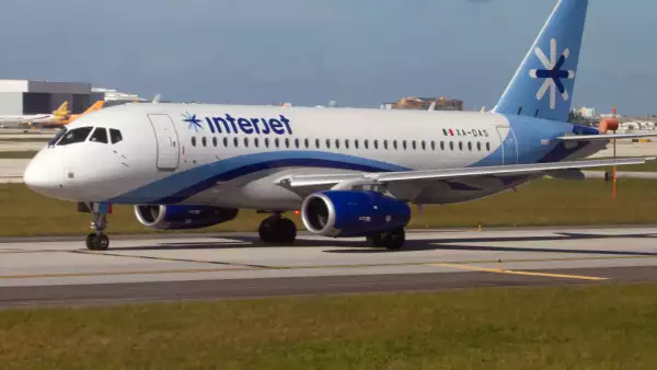 (Aviones de Interjet en una pista de aterrizaje)