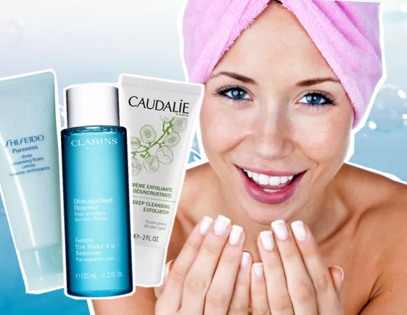 Olvídate de las toallitas desmaquillantes o dormir con maquillaje puesto. Es momento de que aprendas cómo debes lavar tu cara para tenerla brillante, libre de acné y arrugas.