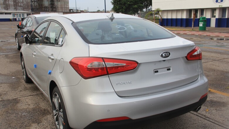 El buque Arca Emerald arribó a la terminal portuaria con 872 unidades del modelo subcompacto Forte, luego de un viaje de más de 30 días por el Océano Pacífico.
