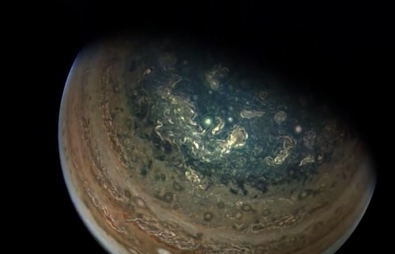 La misión Juno revela las gigantescas tormentas polares de Júpiter
