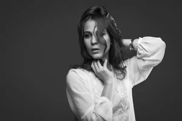 Cassandra Ciangherotti posó en el estudio de Grupo Expansión para Quién.com. Maquillaje por Alfonso Durán para Revlon Professional. Peinado por Ariel Farfan para Revlon Professional. Uñas Jessica Nails tono Sharktooth de la colección Coral Symphony.