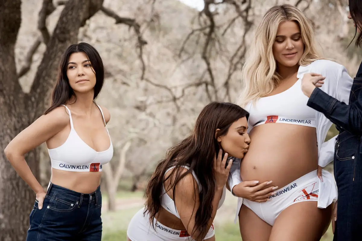 La familia Kardashian posando para Calvin Klein.