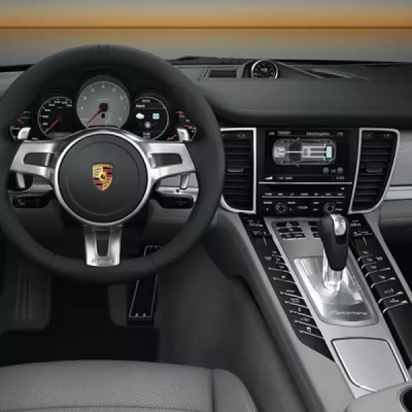 Incluye el sistema de información estrenado en el Cayenne Híbrido que permite conocer todos los detalles relevantes del sistema.