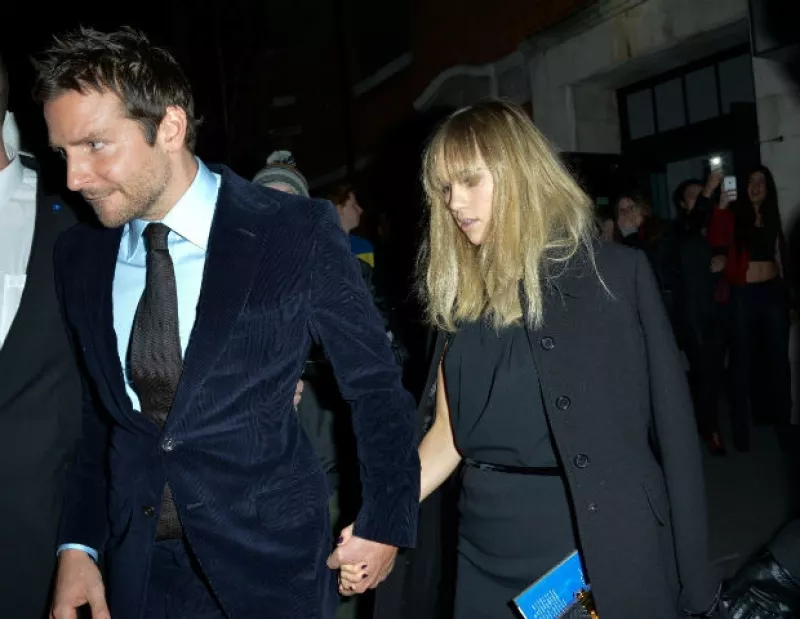 Después de las fotos de la modelo en actitudes cariñosas con Cara Delevingne, parece que realmente su única relación amorosa es con el actor hollywoodense.