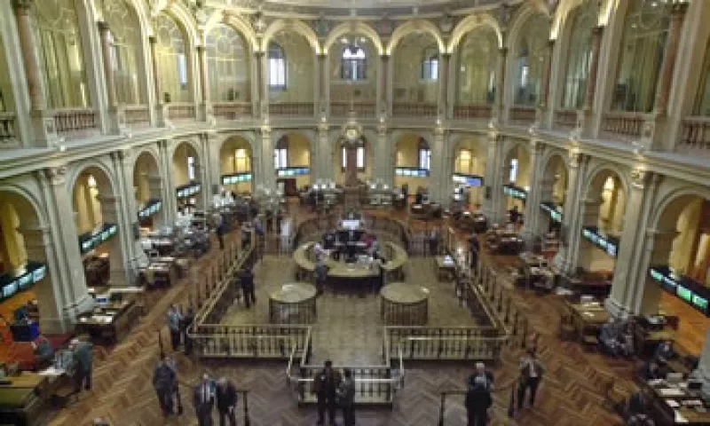 Los grandes bancos españoles cayeron con fuerza este lunes por temores a posibles demandas de EU. (Foto: AP)