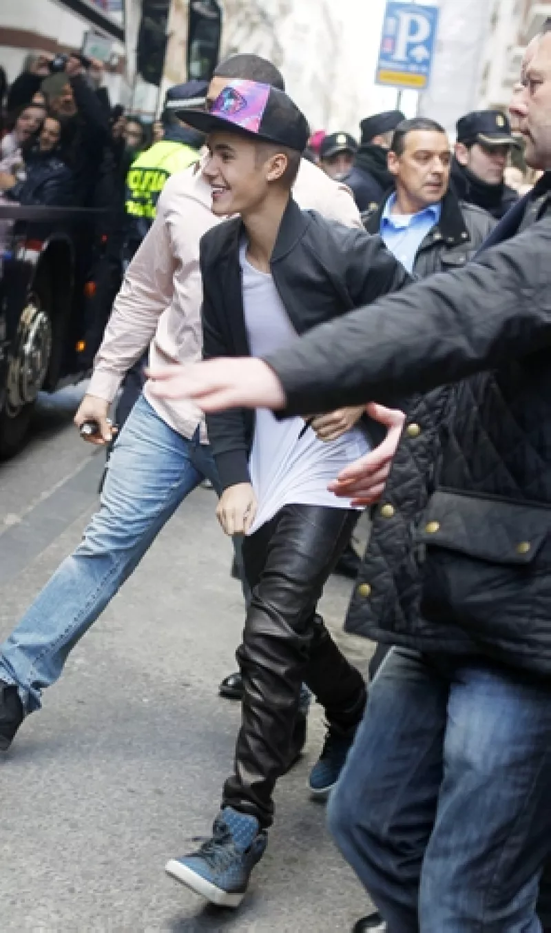 La policía sueca dice que encontró drogas abordo de un autobús de gira usado por el astro pop canadiense Justin Bieber.