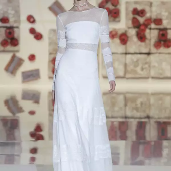 Vestido corte evase con franjas de encaje.