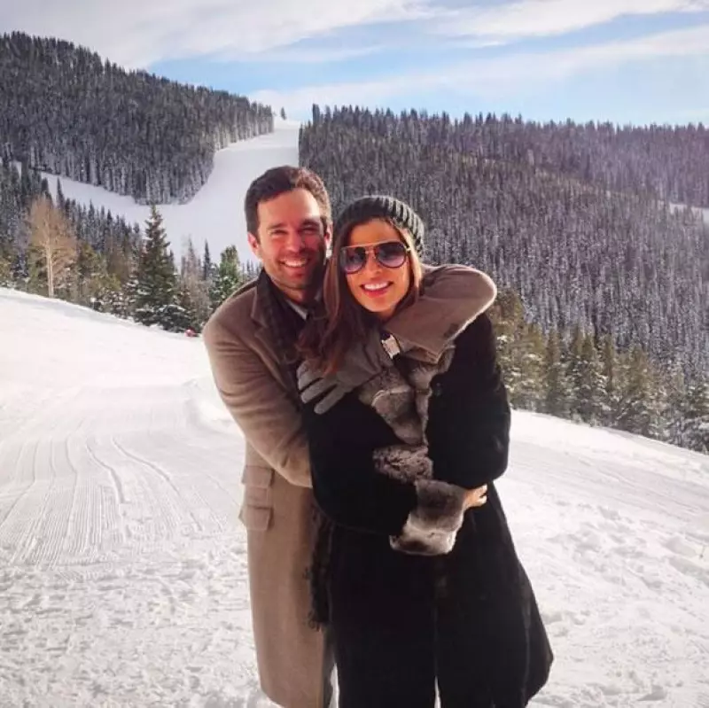 La empresaria compartió en Instagram una foto de su ultrasonido más reciente, en el que se puede ver claramente la manita del bebé que tendrá con Alejandro Amaya.