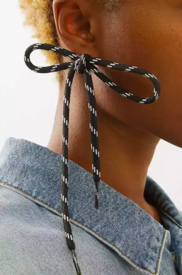 aretes agujetes balenciaga