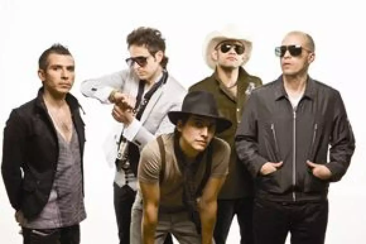 El grupo, acompañado por La Maldita Vecindad, presentó a los ganadores del Rockampenato Telcel 2009, cuya gira por la República Mexicana inició este jueves.