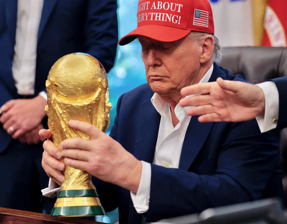 El presidente de los Estados Unidos, Donald Trump, sostiene el trofeo de la Copa del Mundo en el Despacho Oval el 22 de agosto de 2025 en Washington D. C.