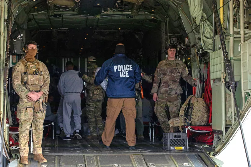 Esta imagen de distribución cortesía del Ejército de los Estados Unidos muestra al Comando de Transporte de los Estados Unidos apoyando los vuelos de deportación del Servicio de Inmigración y Control de Aduanas proporcionando transporte aéreo militar, Fort Bliss.