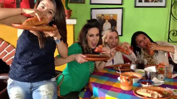 La guapa conductora viajó a su tierra natal para disfrutar de la compañía de sus amigas y ¿por qué no? comer las tradicionales tortas ahogadas.