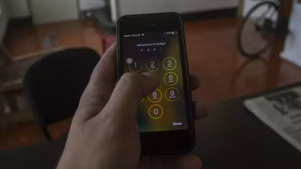 MÉXICO, D.F., 08MARZO2014.- Ifetel ordenó a las subsidiarias de América Móvil, Telmex y Telcel, compartir su infraestructura con sus competidores, desagregar su red y atender diversas medidas asimétricas en materia de interconexión, roaming y comercialización de servicios.
FOTO: ISAAC ESQUIVEL /CUARTOSCURO.COM