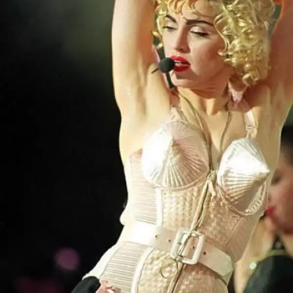 Madonna se ha caracterizado por sus locuras en las que entra su look que llevó a principios de los años 90 con los brassiere de conos que utilizó.