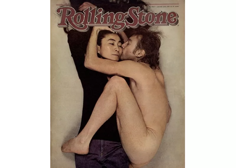 Cuando dos personas muy creativas se unen, situaciones como éstas suelen pasar. En el día que John cumpliría 75 años, echa un vistazo a algunas de las extravagancias de esta mítica pareja.