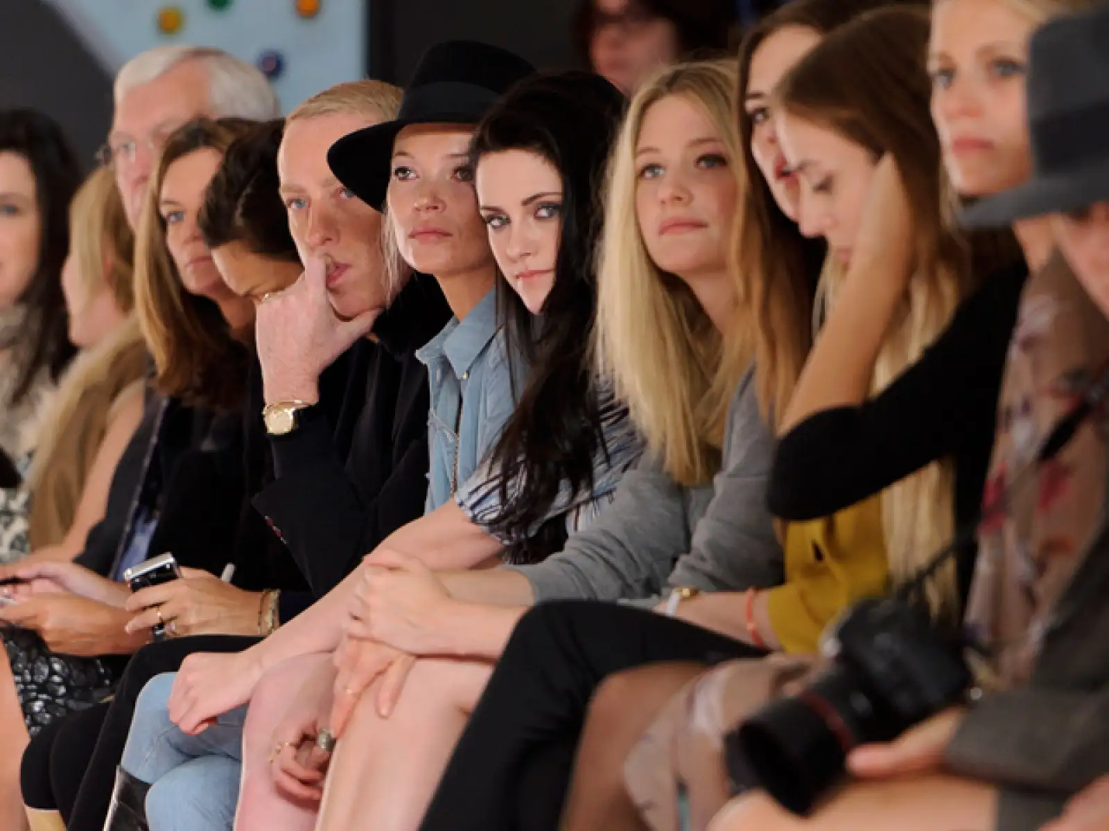 Kristen Stewart y Kate Moss fueron vistas en la presentación de la firma Mulberry.
