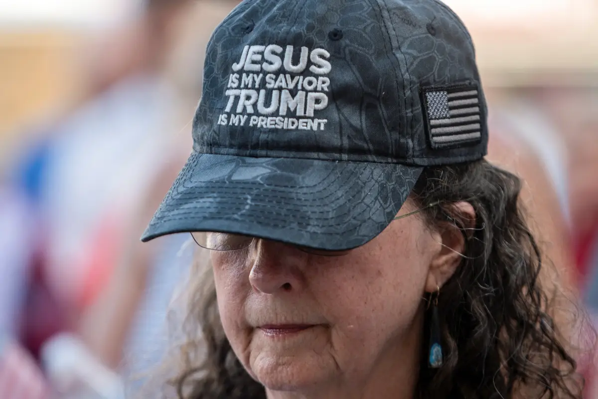 Ida Macdonald inclina la cabeza en oración en un mitin de oración en apoyo del expresidente de los Estados Unidos, Donald Trump, que recibió un disparo el día anterior en un intento de asesinato durante un mitin en Pensilvania, en Georgetown, Texas, EE. UU., el 14 de julio de 2024.