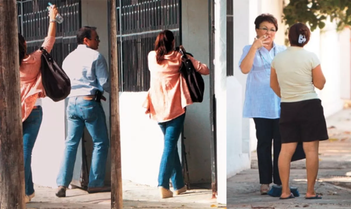 EN FAMILIA. Al terminar de comer, la pareja pasó un rato a casa de Carlos, quien después de divorciarse, vive con sus papás. Rosa Elena Conde de Borges (der.), mamá del empresario da instrucciones a la muchacha.