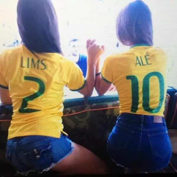 Así vivieron la emoción del partido pasado Adriana Lima y Alessandra Ambrosio.