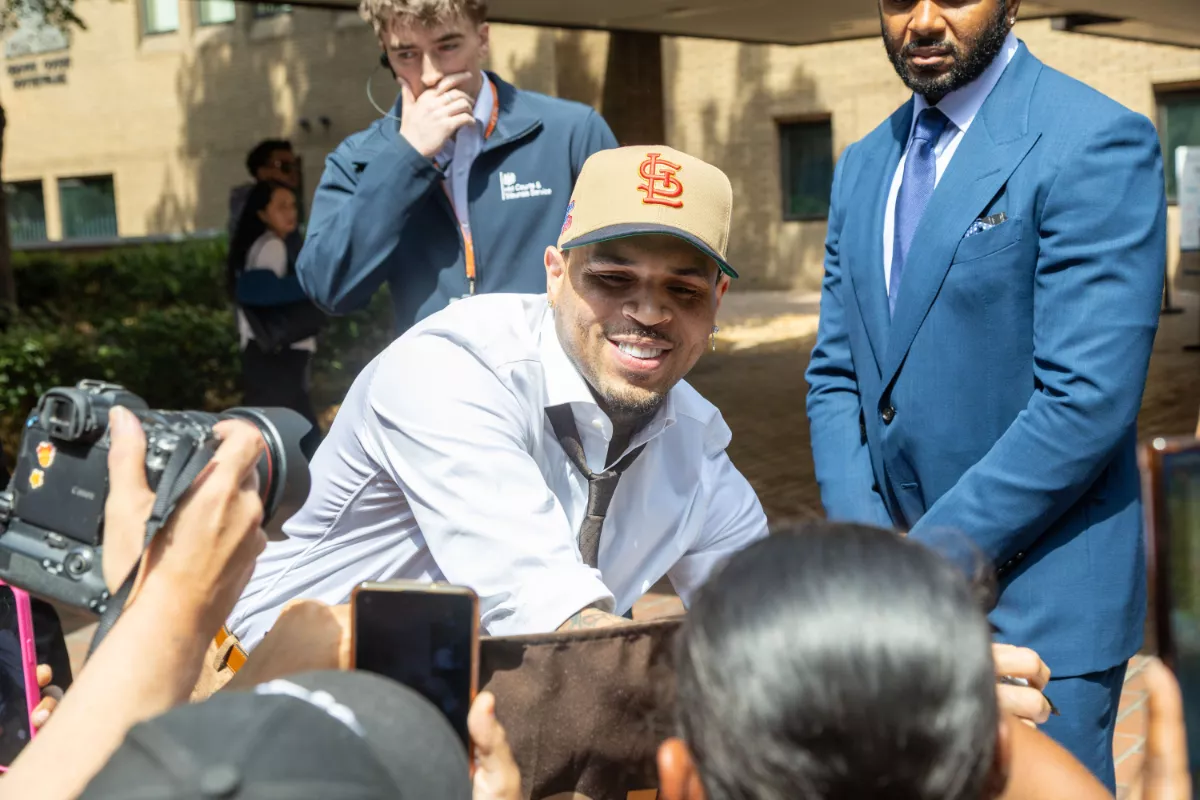 Chris Brown se declara culpable por el caso de agresión en un antro de Londres en 2023