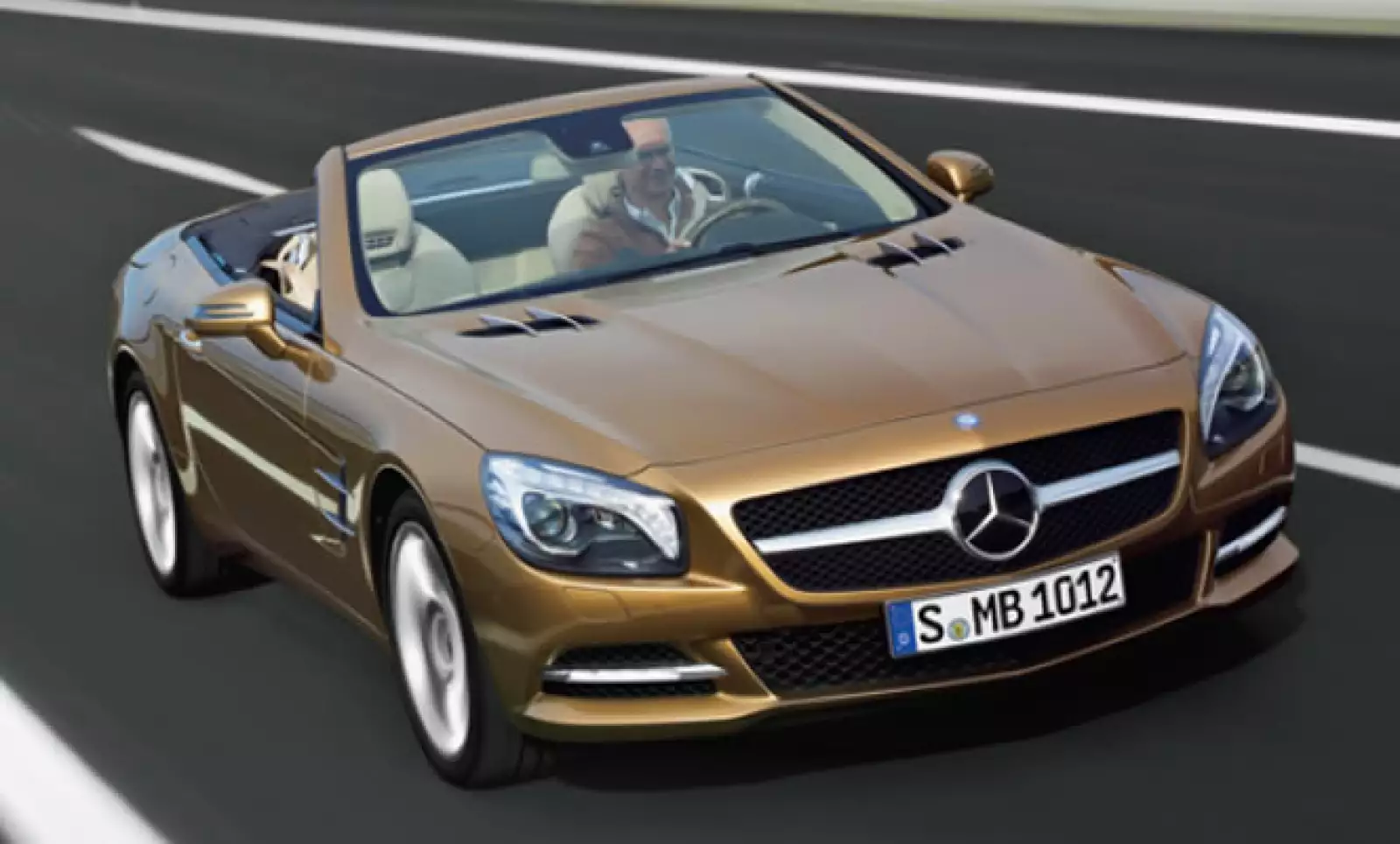 El SL 500, Mercedes Benz más amplio, ligero y 30% más eficiente que su predecesor; su techo panorámico es abatible en 20 segundos y la expulsión dosificada del líquido en los parabrisas no moja a los ocupantes.