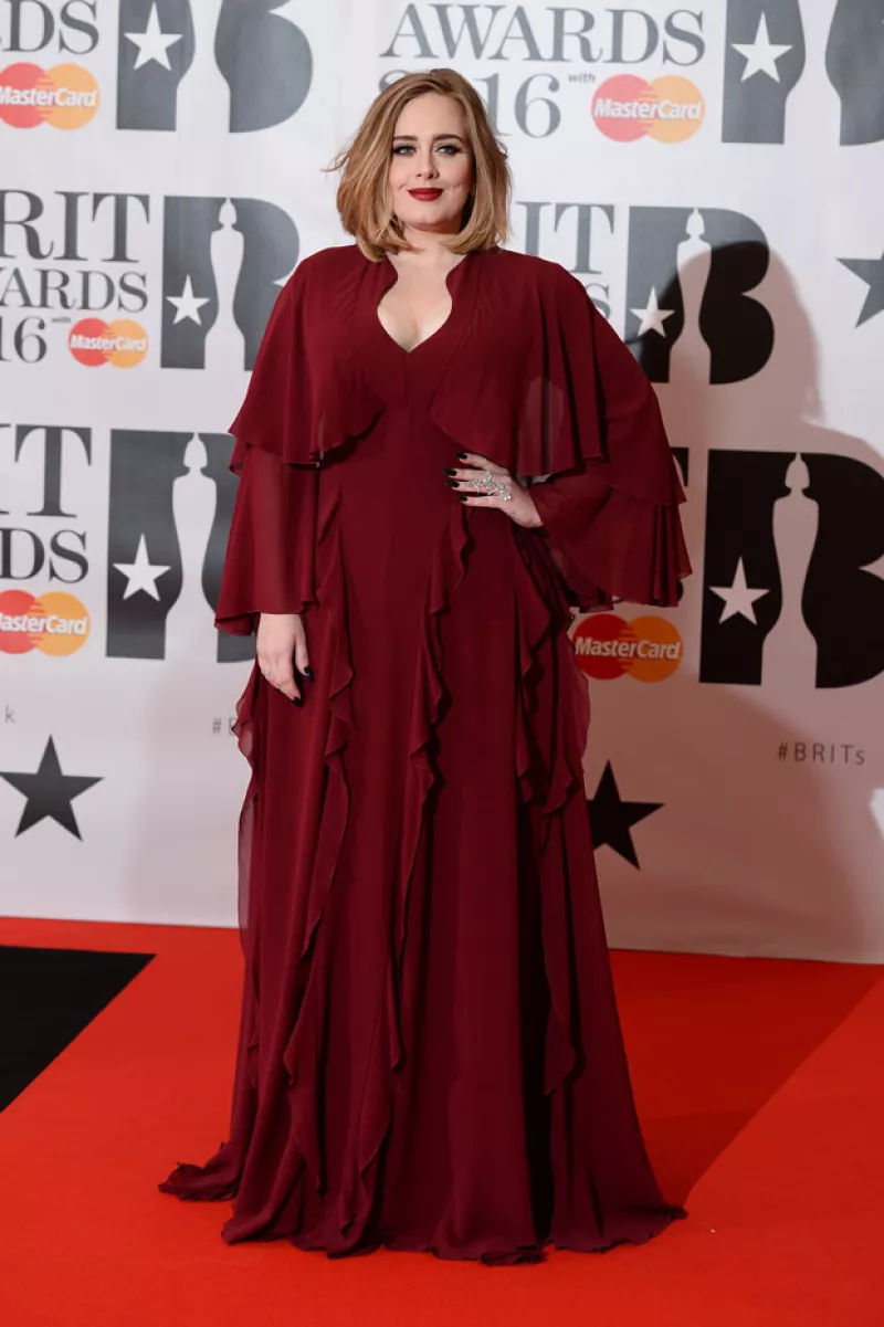 Muy pocas veces vemos a la cantante lucir escote, mismo que constrastó con el resto del diseño, que era holgado y de mangas largas.