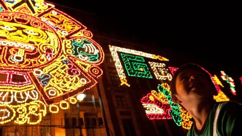 El Zócalo de la Ciuda de México fue iluminado por las fiestas patrias