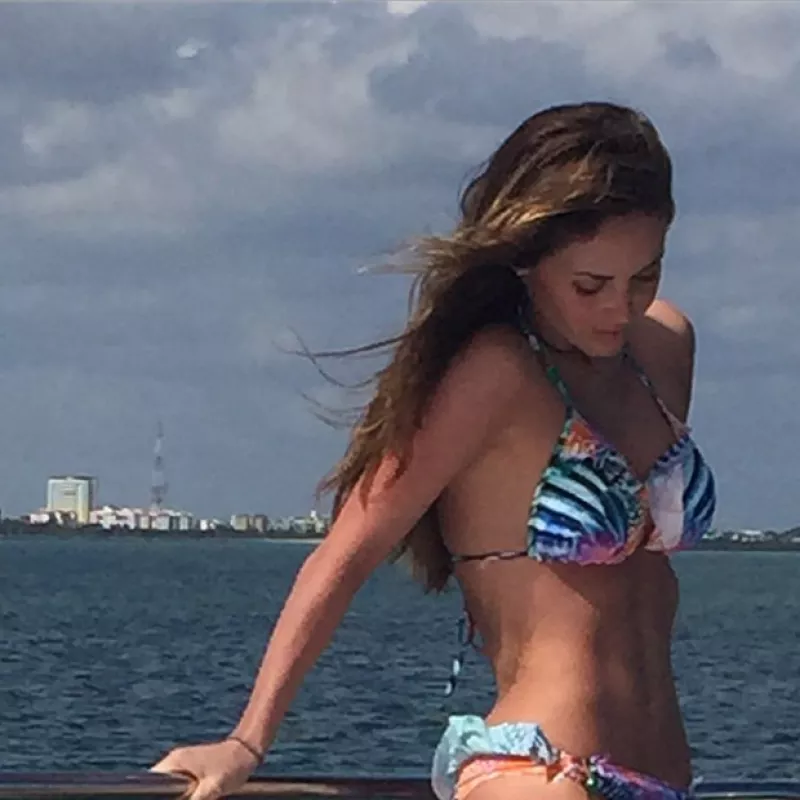 En su cuenta de Instagram la futura esposa de Manuel Velasco compartió un par de sensuales fotografías en las que se muestra orgullosa de su figura.