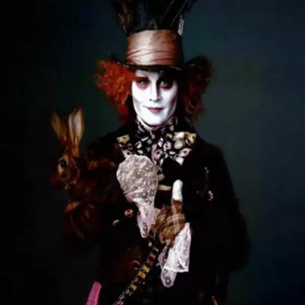 Johnny Depp repite como uno de los actores favoritos de Tim Burton. Él dará vida al Sombrerero Loco (The Mad Hatter).