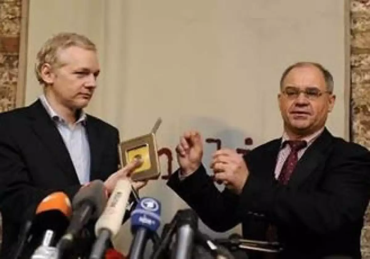 Ruldolf Elmer (der) entregó los datos al fundador de WikiLeaks (izq) en una conferencia de prensa. (Foto: Reuters)