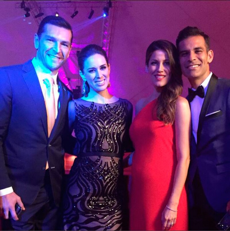 Martín Fuentes y Rafa Márquez posando junto a sus guapas esposas.