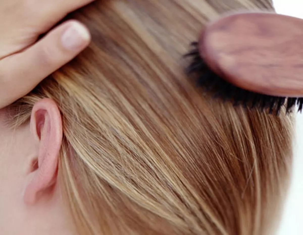 Trata de cepillar tu pelo con un cepillo de cerdas naturales por lo menos tres veces al día.