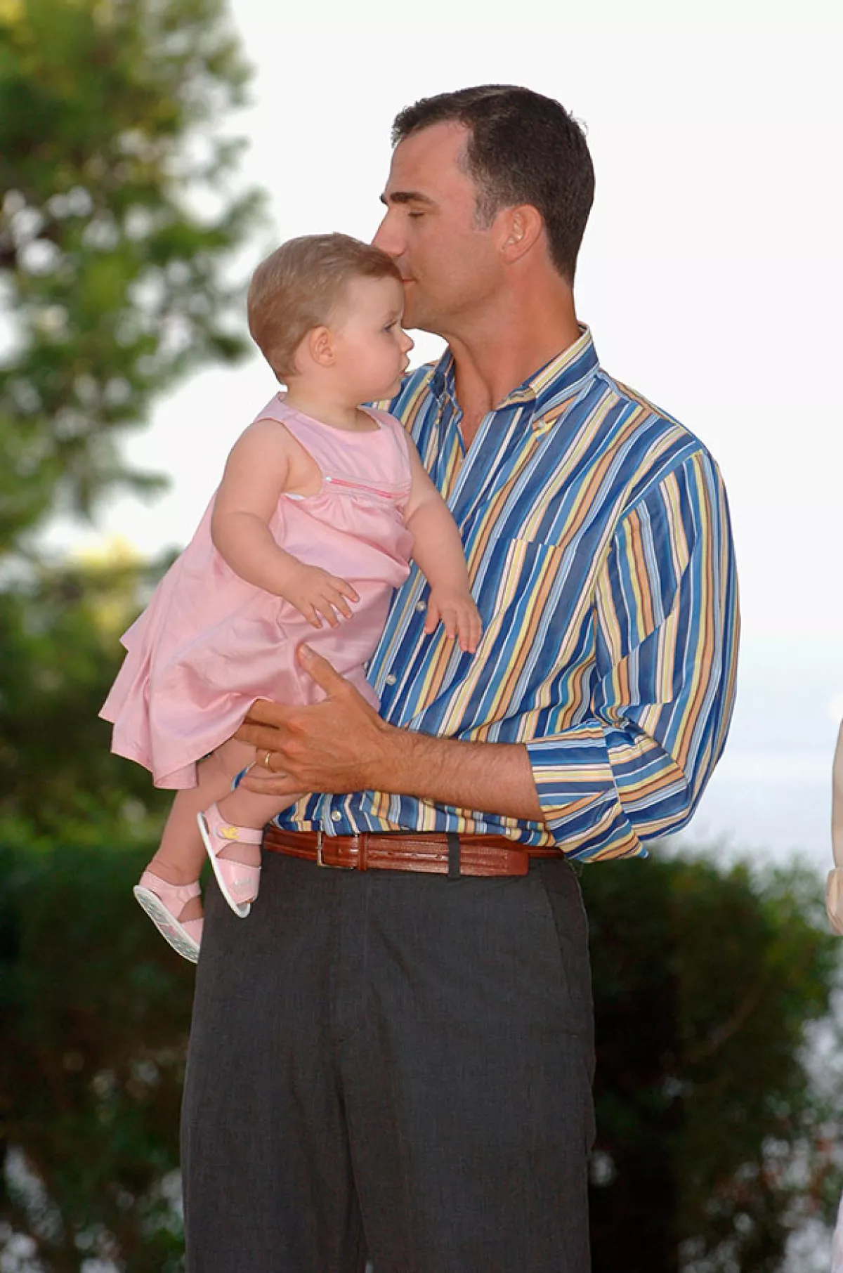 El rey siempre se ha distinguido por ser un papá que no duda expresar el cariño ahacia sus hijas en público.
