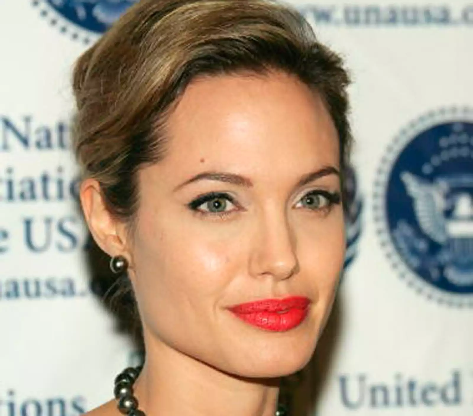 Así luce ahora Angelina Jolie, evidenciando que el tiempo no pasa por su cara.