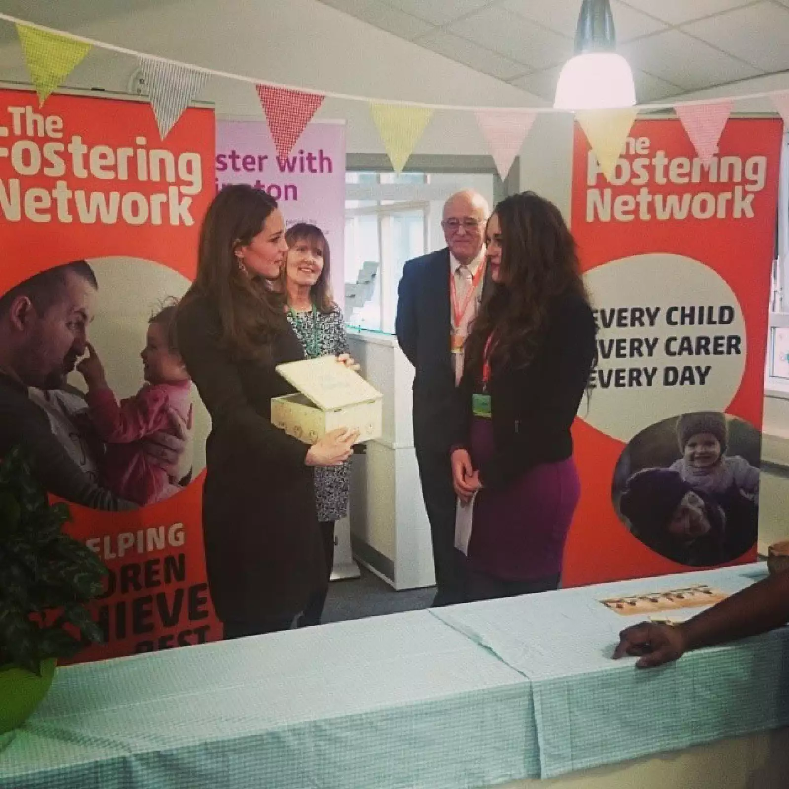 Le regalaron una caja de recuerdos hecha por los niños que son cuidados por diferentes familias de acogida.