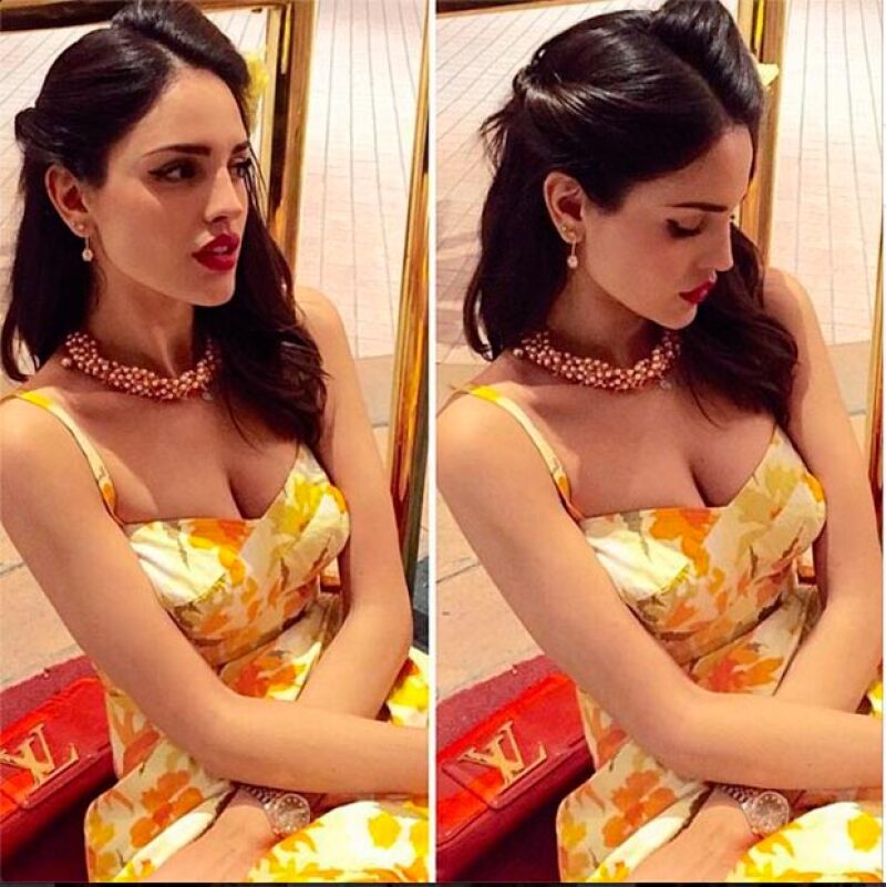 La mexicaba presumió su outfit para una fiesta navideña al estilo de los años 50.