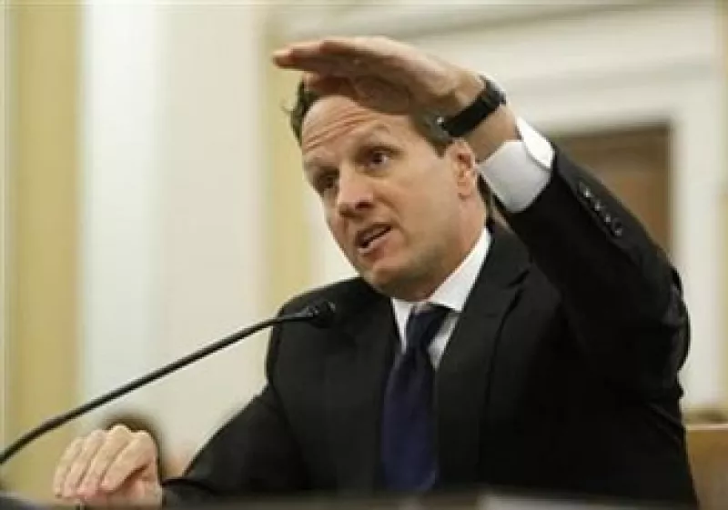El secretario del Tesoro de EU, Tim Geithner, argumenta que los derivados son instrumentos destructivos para la economía. (Foto: Reuters)