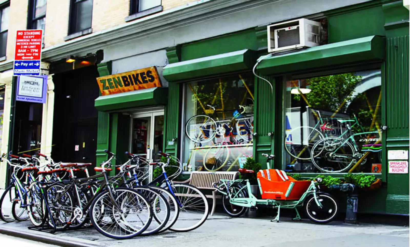 En West Chelsea se abren constantemente nuevos restaurantes. Carlos Couturier frente al comedor La Esquina.
