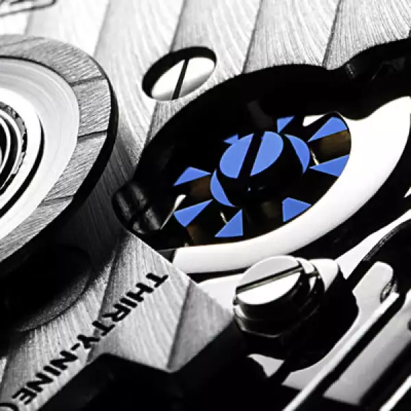 Fiel a su inspiración, está compuesto de una rediseñada versión del patentado piñón oscilante 1887 de la marca y una rueda de columna.