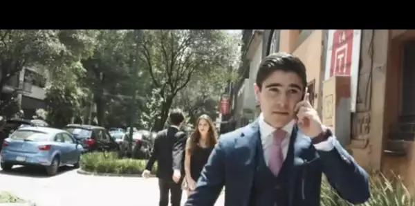 En una de las escenas recurrentes se muestra a los alumnos siendo perseguido por mujeres.